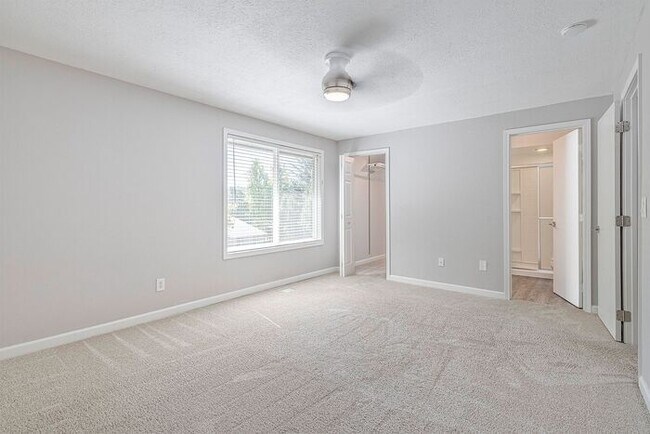 Building Photo - 4 bedroom 3 bath home in Tualatin with separate living quarters