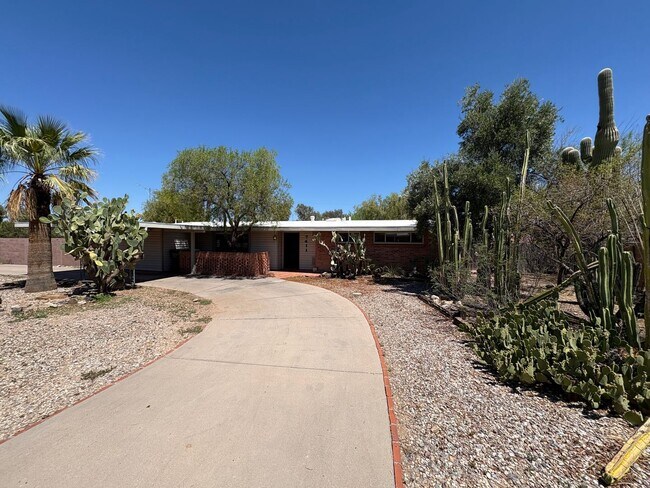 Building Photo - 3 Bedrooms 2 Bath Eastside Rental