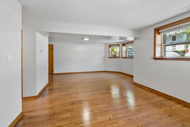 Building Photo - Garden unit: Renovated 1 bed in Logan Square - Now Leasing!