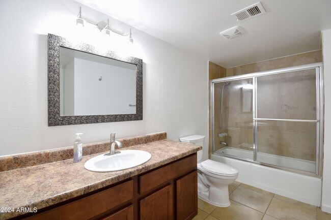 Building Photo - 4423 N 13th Pl