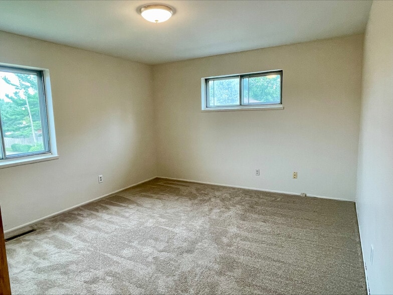 Building Photo - 565 Treeside Dr
