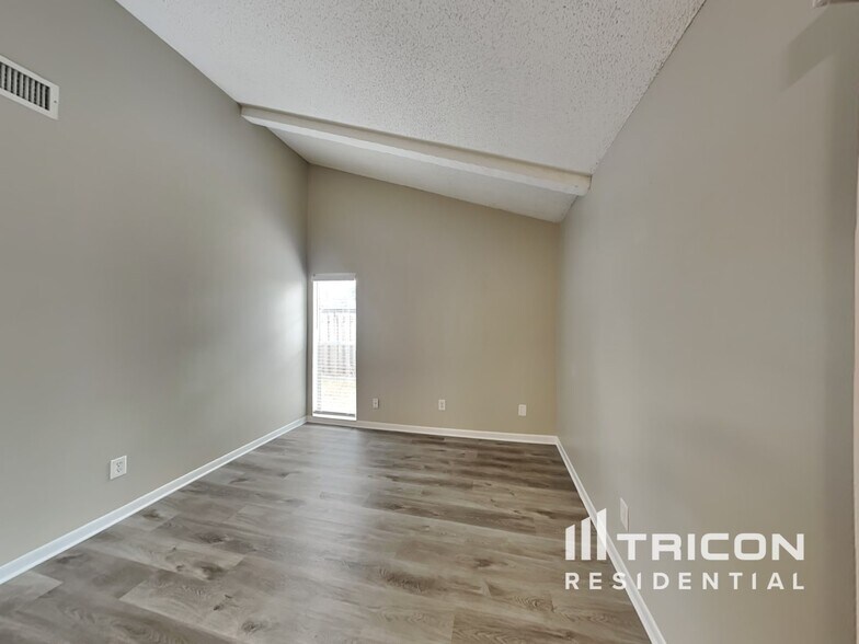 Building Photo - 405 Silver Hill Dr