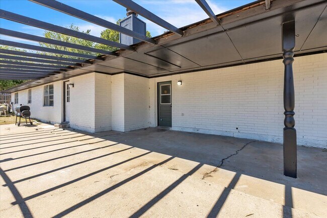Building Photo - 9800 Willow Wind Dr