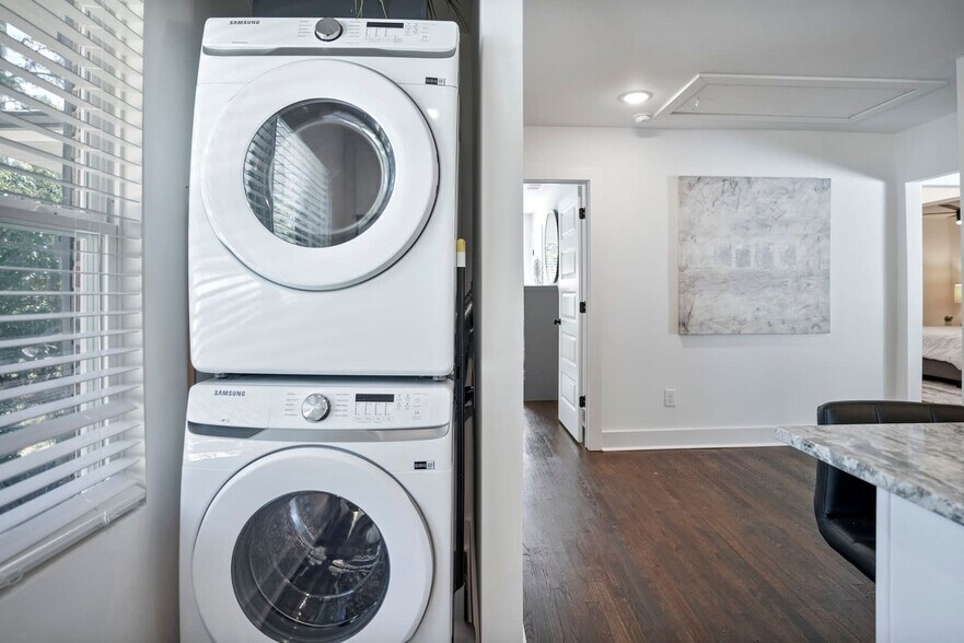 Building Photo - 975 Shadowridge Dr SE