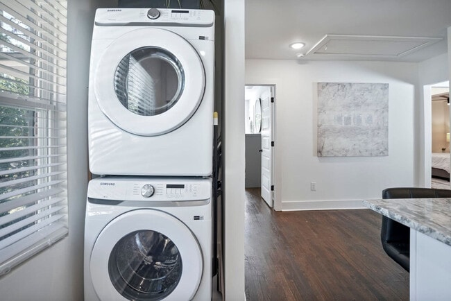 Building Photo - 975 Shadowridge Dr SE