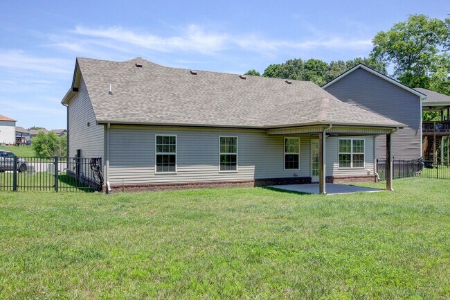 Building Photo - Sharp 3 bed 2 Bath Close To Ft Campbell
