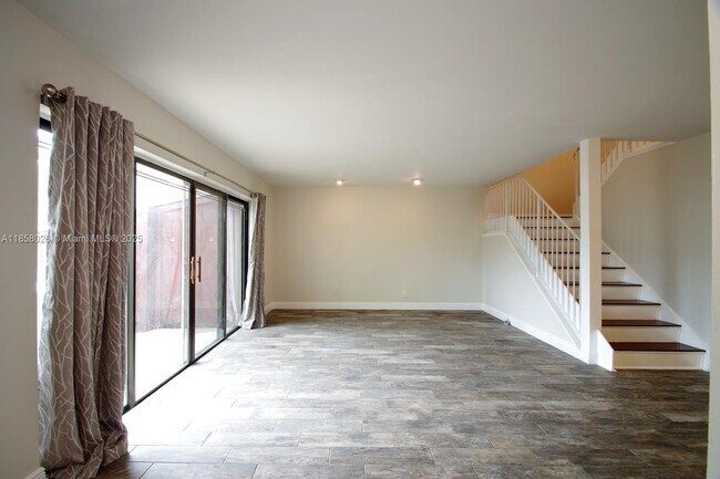 Building Photo - 3010 Willow Ln
