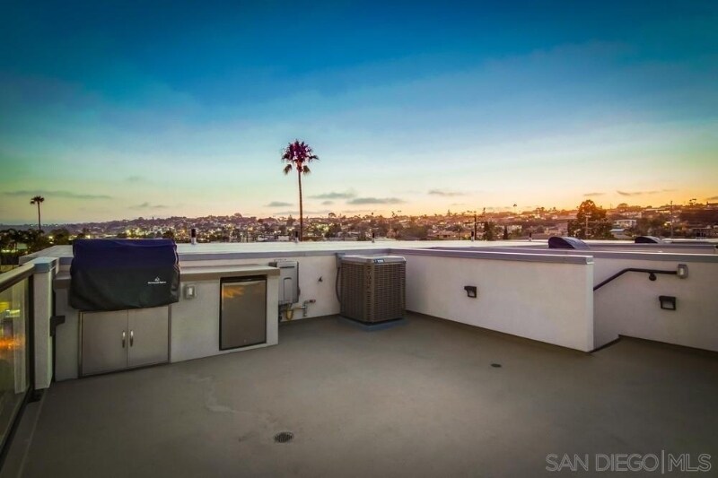 Building Photo - 3030 Jarvis St