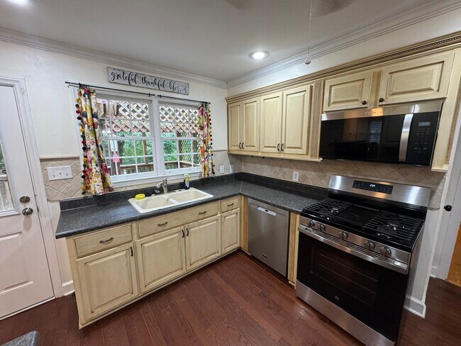 Building Photo - 828 Forest Ridge Dr W