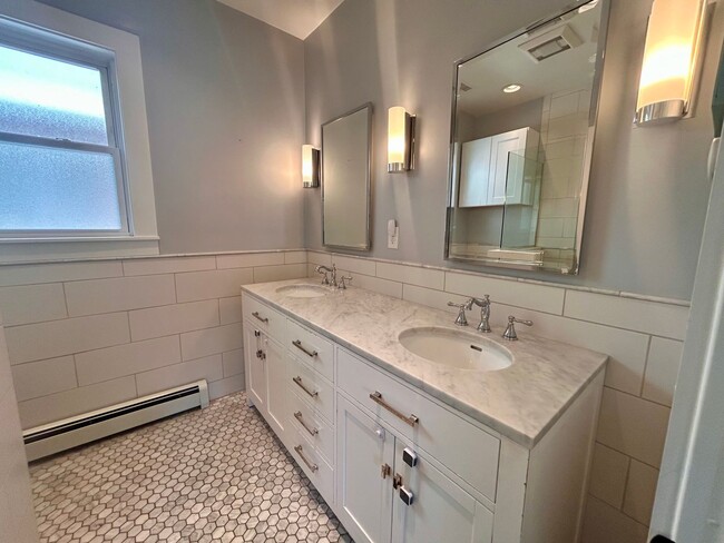 Building Photo - $0 DEPOSIT OPTION. 3BED/2BATH CHARMING HOM...