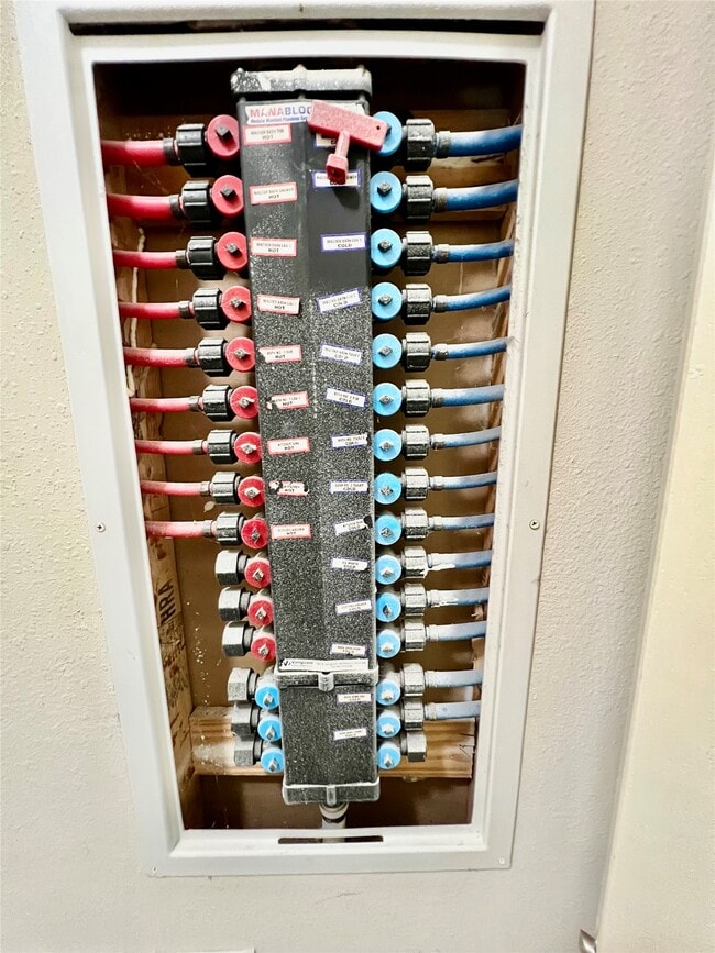 Building Photo - 3210 Blue Bonnet Dr