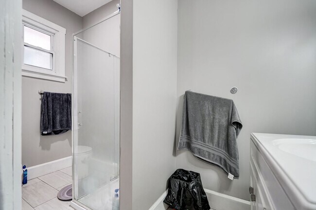 Building Photo - Clifton House For 2026-2027 With Parking Lot!