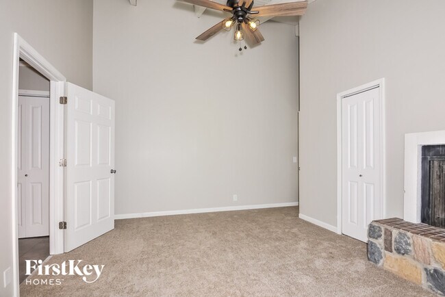 Building Photo - 11 St Valery Ct