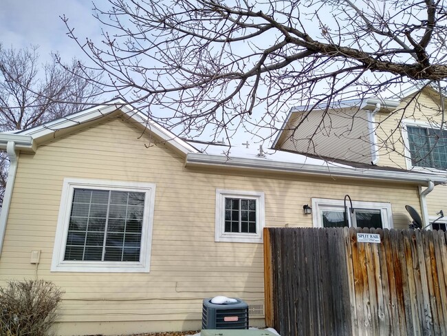 Building Photo - Super 2 Bedroom 2 Bath Townhome with 2 Car Garage Near Aurora Hills Golf Course