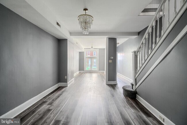 Building Photo - 709 N Linwood Ave