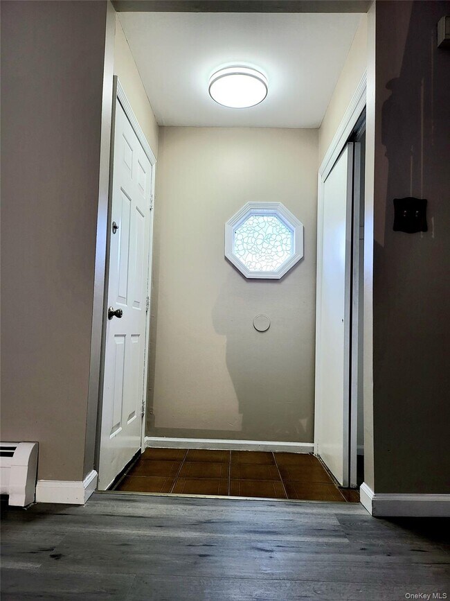 Building Photo - 6 Maple Ave