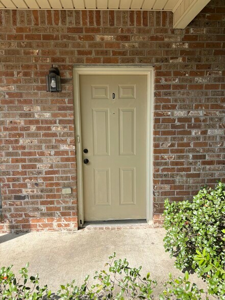 Primary Photo - 828 Meadow Bend Dr