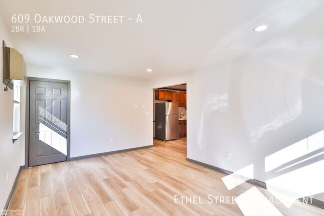 Building Photo - 609 Oakwood St