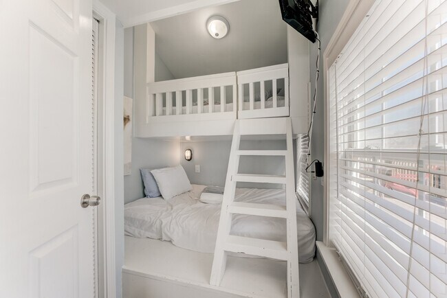 Building Photo - 4211 Surf Dr
