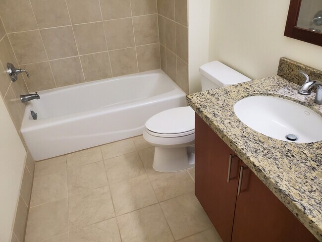 Building Photo - Beautifully Updated 2/2 with Parking!