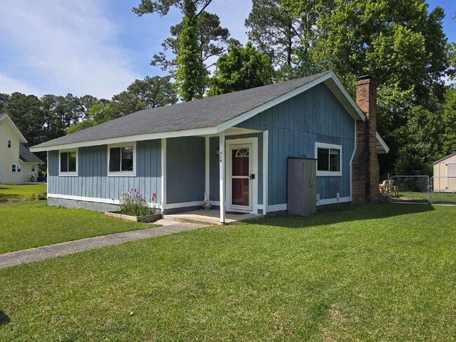 Building Photo - 504 Dennis Rd
