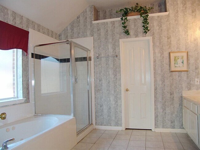 Building Photo - 3127 Edgewood Dr