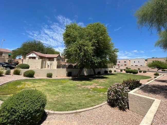 Building Photo - 2 Bedroom Townhome in the Stone Gate Commu...