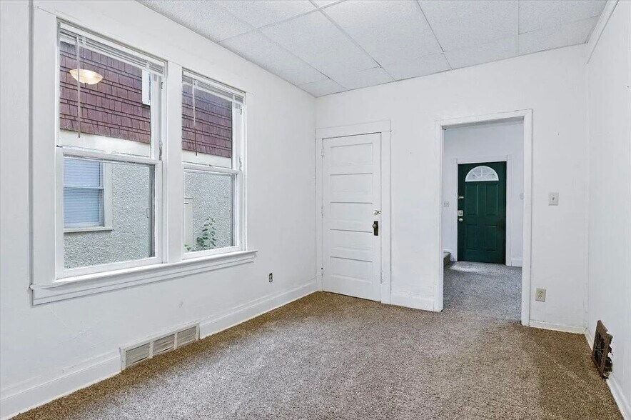 Building Photo - 612 7th Ave S