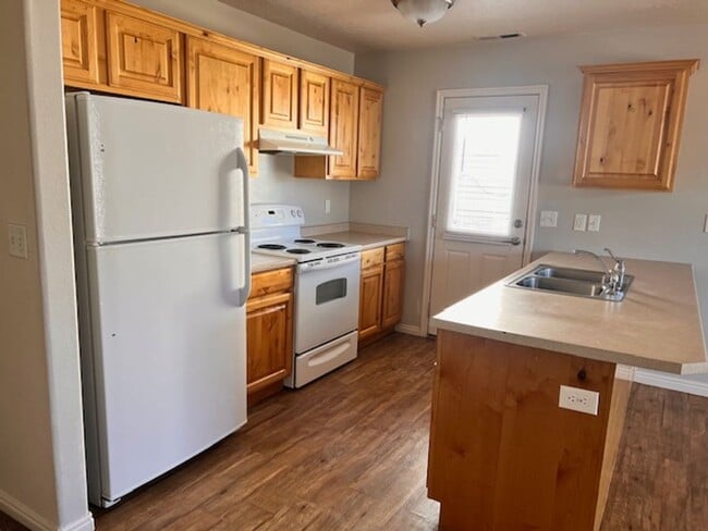 Building Photo - 3 Bed 2 bathroom house