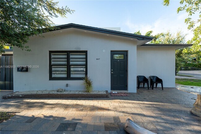 Building Photo - 1615 NE 9th St