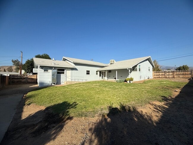 Building Photo - 3 bed 1.5 bath house + Studio Apt