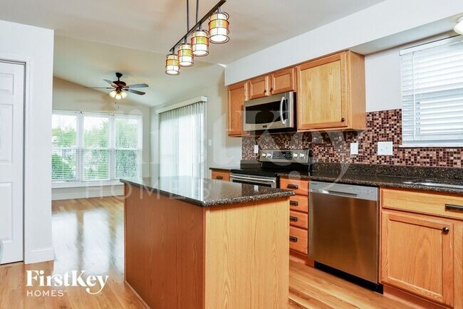 Building Photo - 5 Shady Moss Ct