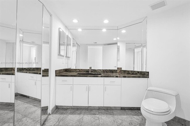 Building Photo - 16485 Collins Ave