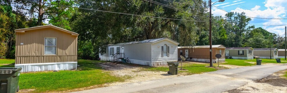 Building Photo - Pine Hills