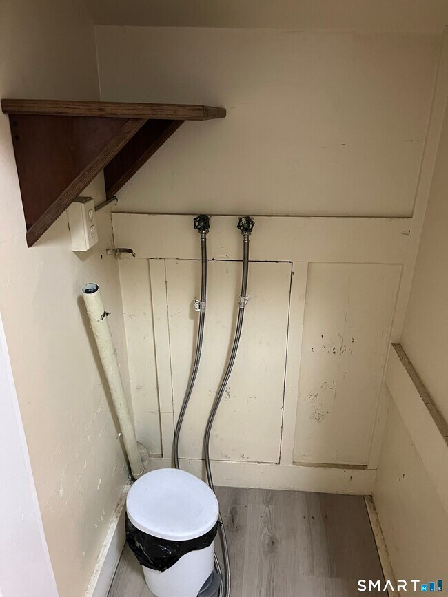 Building Photo - 53 Roosevelt Ave