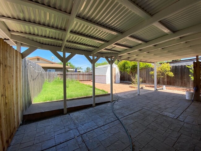 Building Photo - Nice 3 bedroom 1 bath with office Walking ...