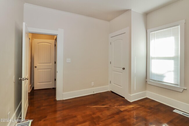 Building Photo - 3732 River Park Dr