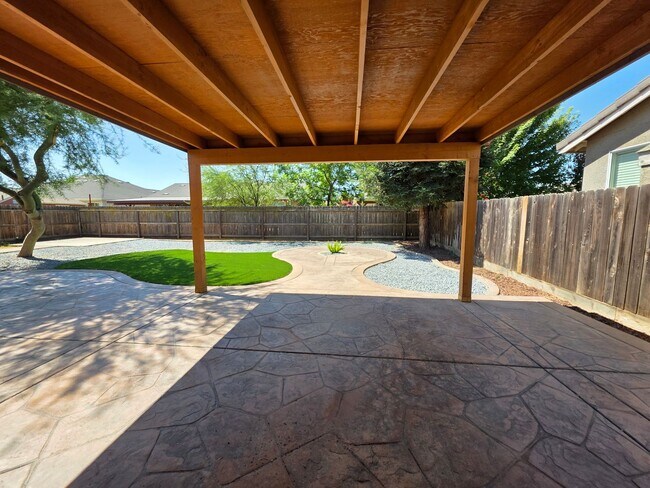 Building Photo - 3 bedroom 2 bathroom in NW Visalia!