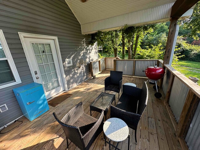 Building Photo - 639 Park St