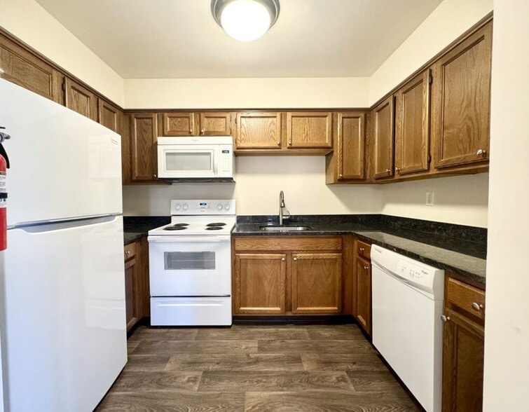 Building Photo - 700 Farmington Ave