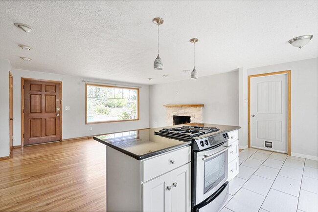 Building Photo - Beautiful, remodeled 3-bdrm/2-bath tri-lev...