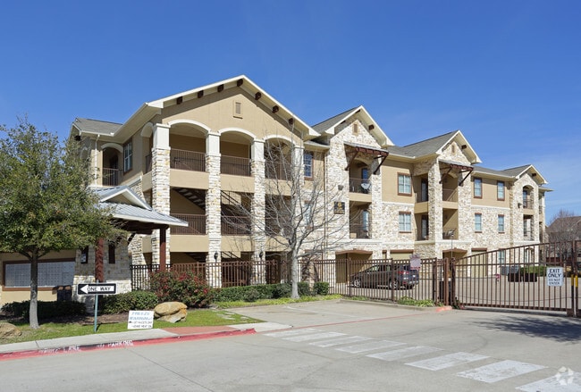 Building - Arioso Apartments & Townhomes