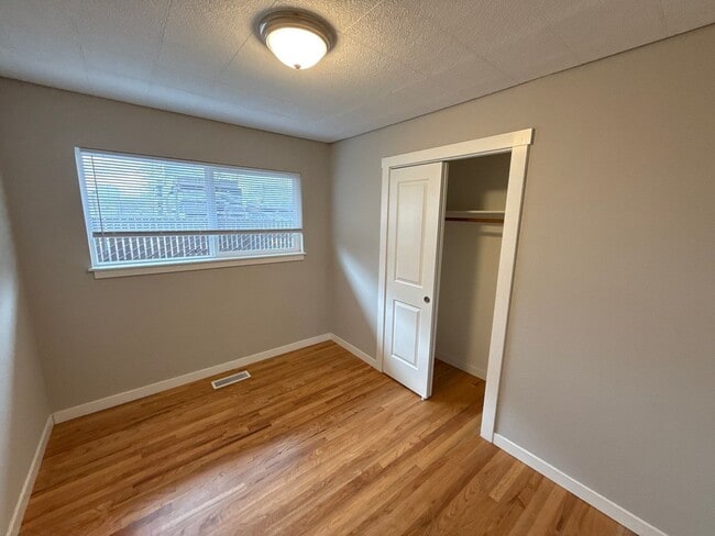 Building Photo - 2236 Hoyt St SE