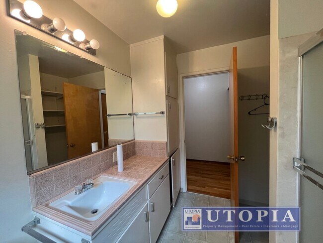 Building Photo - 2 Bed 1 Bath Single Family Home Right Next...