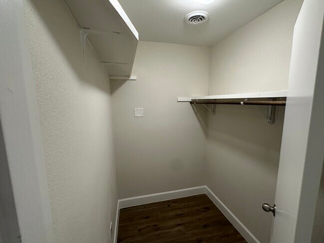 Building Photo - 8448 Ariel St