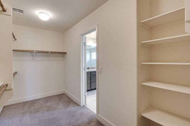 Building Photo - Absolutely Amazing Home in the Southwest! Check it out today!