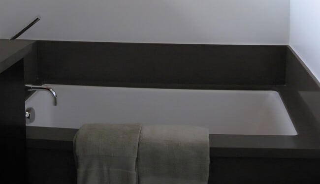 Deep Bath Tub. - 300 Sequoia Dr