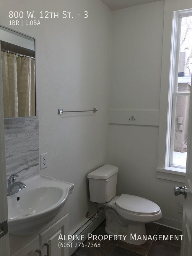 Building Photo - Completely Renovated 1 Bedroom Apartment!!