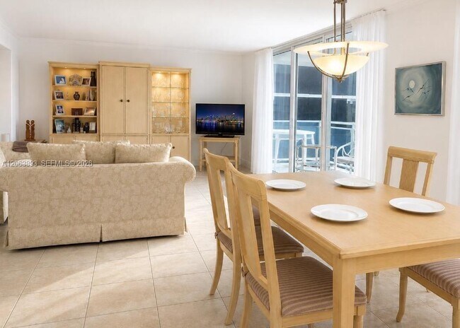 Building Photo - 2030 S Ocean Dr