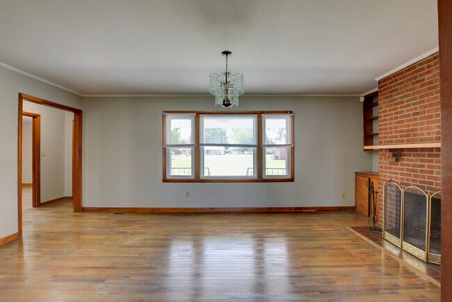 Building Photo - 104 W McReynolds Dr